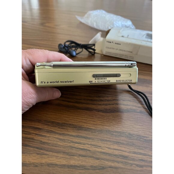 Bell + Howell FM/MW/Sw9 band world receiver portable radio NOS - Picture 6 of 8